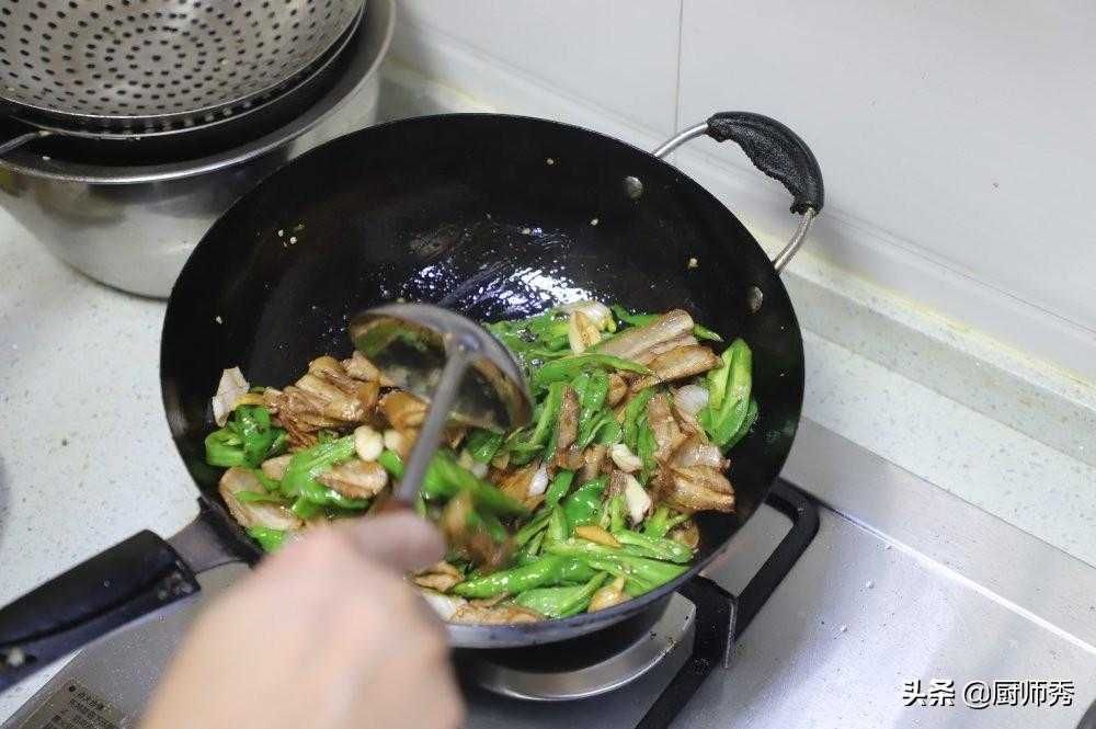 辣椒炒肉是先炒辣椒还是先炒肉？教你家常做法，天天吃也不腻