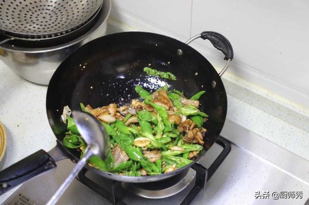 辣椒炒肉是先炒辣椒还是先炒肉？教你家常做法，天天吃也不腻