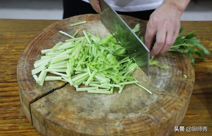 大厨教你做家常肉丝带底，咸鲜酸辣，孩子媳妇都说好吃