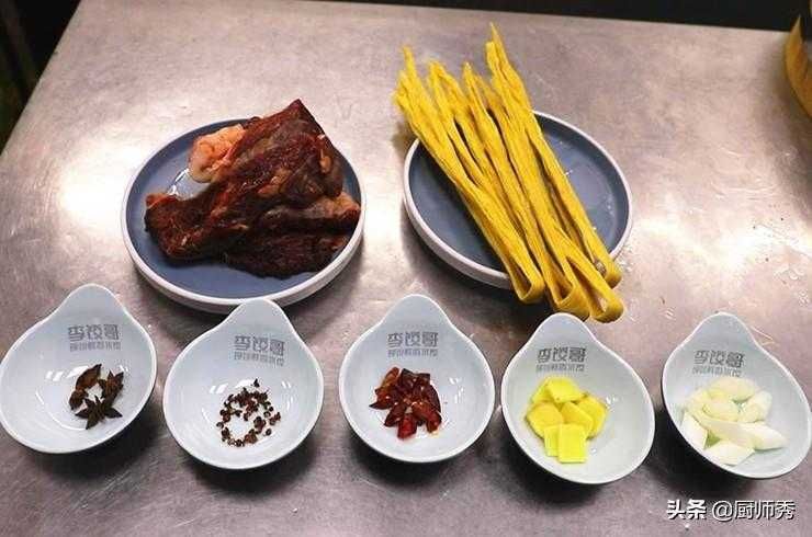 入秋最爱这道菜，腐竹搭配牛腩，色香味俱全，二斤牛肉不够4人吃