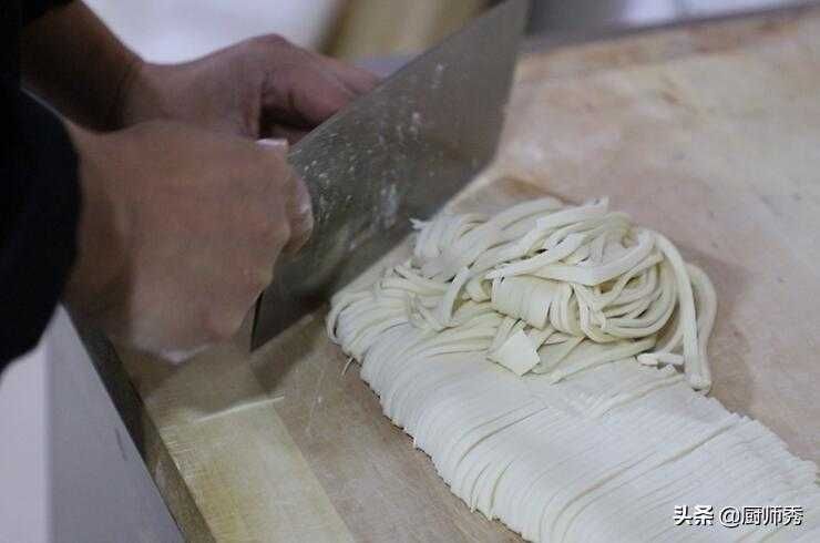 冬天，一碗热腾腾的糊汤面最受欢迎，制作简单，暖身又暖胃