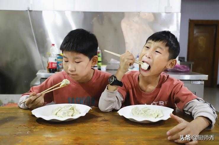 鸡肉饺子怎么做好吃？跟着大厨来制作，鲜嫩多汁不发柴，全家都爱