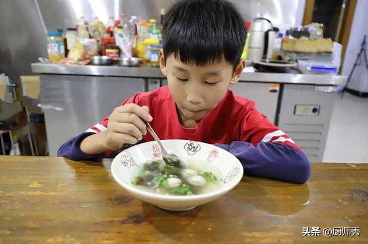 秋天必不可少的一道汤，清淡美味，丸子Q弹，孩子的最爱