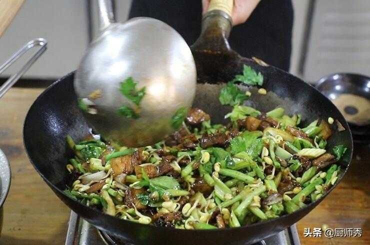 北方人最爱吃的面食：蒸卤面，学会这个方法，全家都喜欢