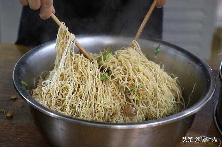 北方人最爱吃的面食：蒸卤面，学会这个方法，全家都喜欢