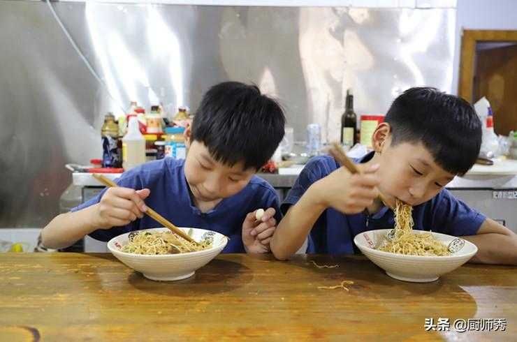 北方人最爱吃的面食：蒸卤面，学会这个方法，全家都喜欢