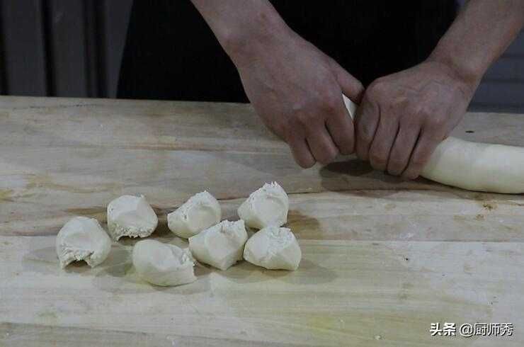 夏天绝不可错过这种饼，口感筋道，制作简单，想吃什么菜卷什么菜