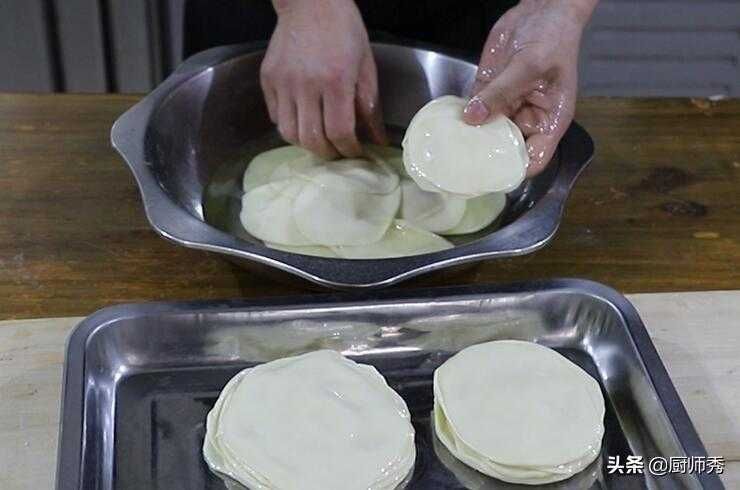 夏天绝不可错过这种饼，口感筋道，制作简单，想吃什么菜卷什么菜