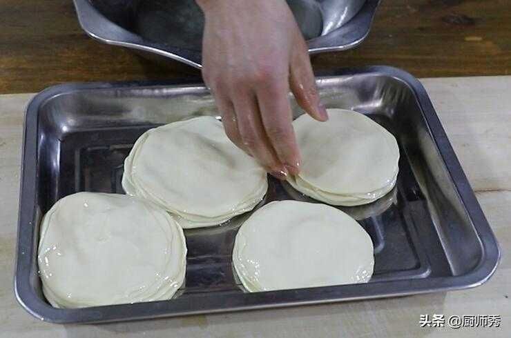 夏天绝不可错过这种饼，口感筋道，制作简单，想吃什么菜卷什么菜