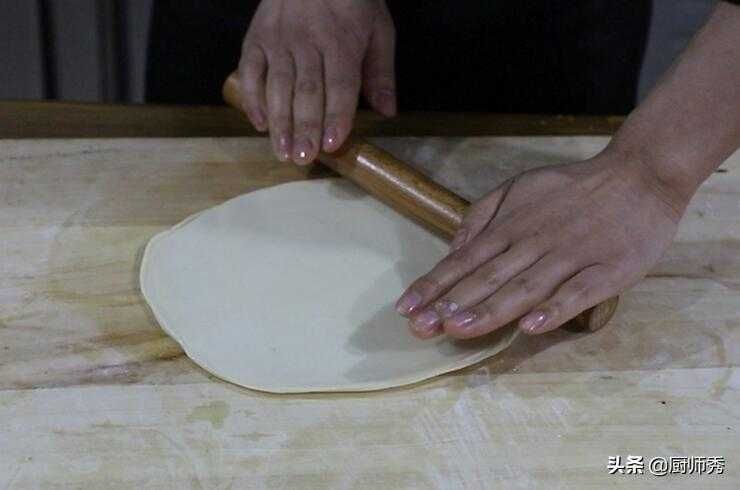 夏天绝不可错过这种饼，口感筋道，制作简单，想吃什么菜卷什么菜