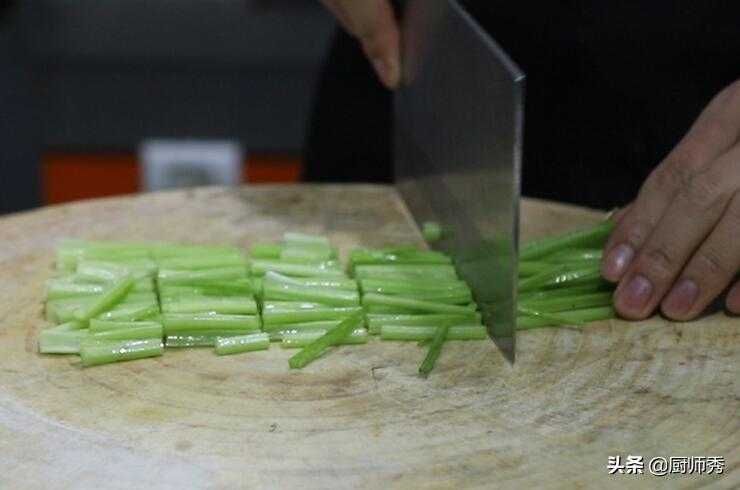 大厨教你做：水煮肉片，肉嫩菜鲜，麻辣味浓，轻松做出饭店的味道