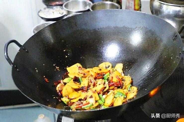 为什么大厨做的干锅土豆片干香软糯？原来少了这一步，今天就试试