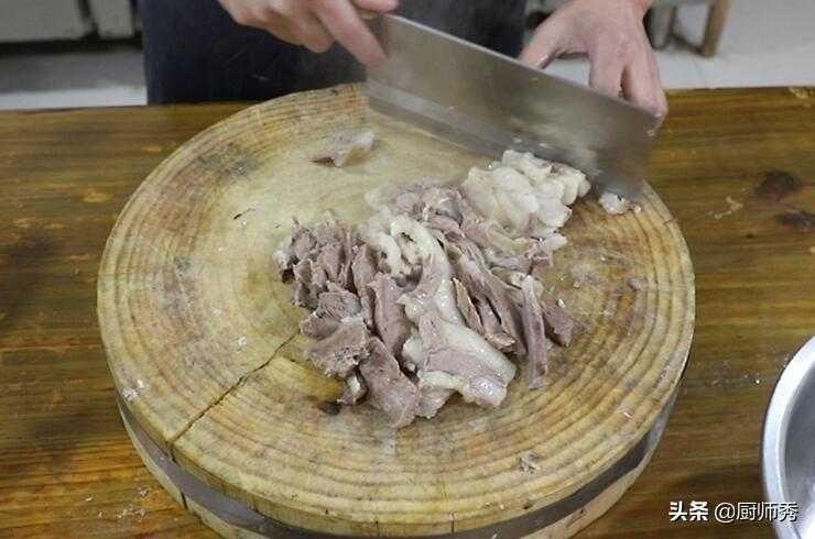 为什么饭店做的羊肉那么好吃？看看厨师长的方法，酸辣开胃又不膻