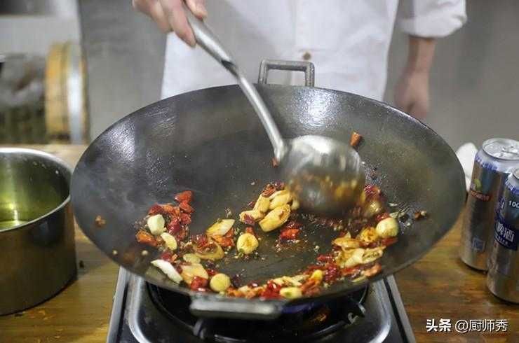 麻辣鱼头这样做，不用煎不用蒸，麻辣鲜嫩又不腥，制作超简单