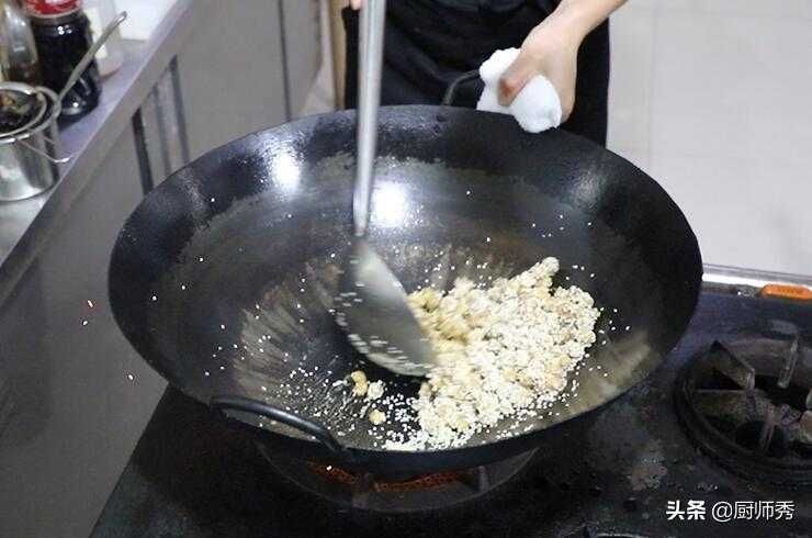 用花生米做一道零食，香甜酥脆真好吃，在家做健康又卫生