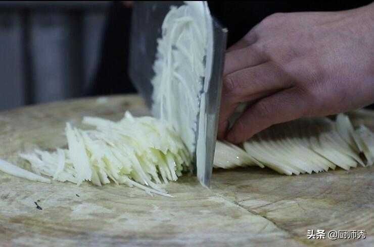 土豆丝的正确做法，制作简单，清脆爽口，比酸辣土豆丝还要好吃