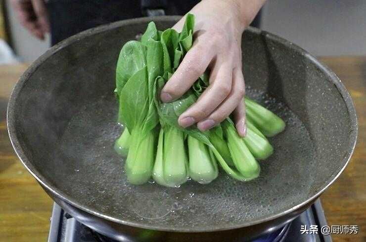 年夜饭最受欢迎的一道素菜：香菇菜心，清淡爽口，一盘不够吃