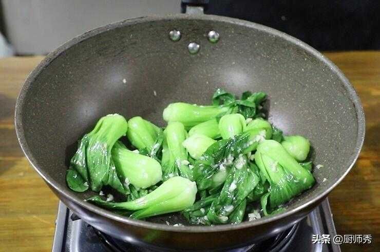 年夜饭最受欢迎的一道素菜：香菇菜心，清淡爽口，一盘不够吃