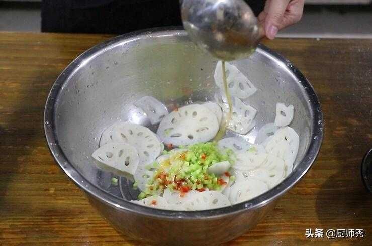 年夜饭不能没凉菜，教你做一道姜汁莲藕，清脆爽口，喝酒必备