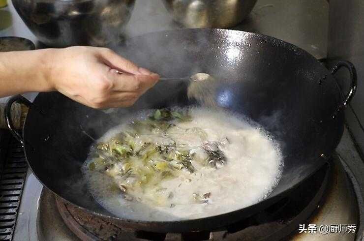 酸菜鱼的正确做法，汤鲜味美，鱼肉细嫩，掌握这个技巧，过年试试