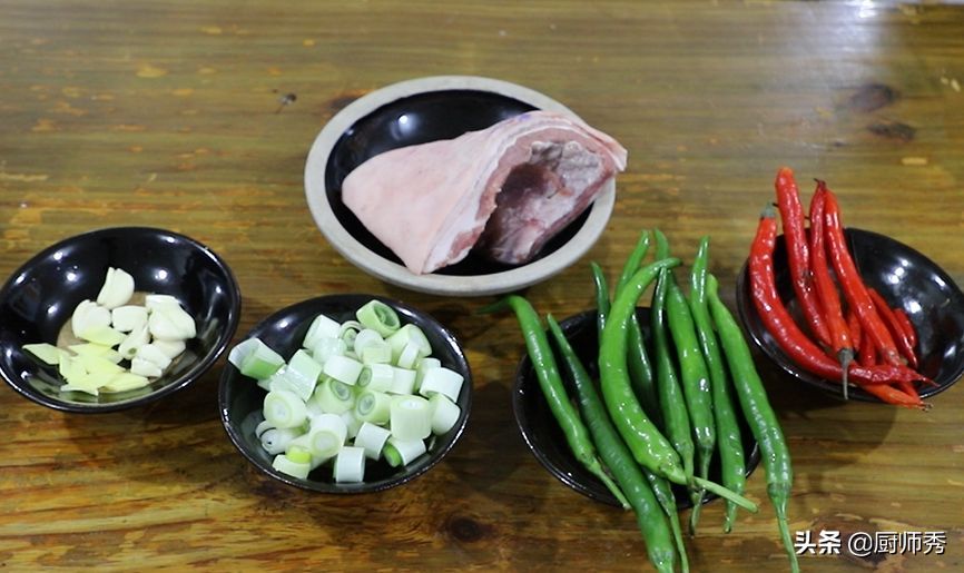 辣椒炒肉的正确做法，鲜辣开胃制作简单，没下过厨房的也能做成功