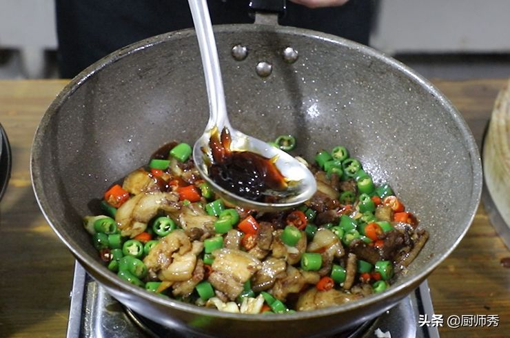 辣椒炒肉的正确做法，鲜辣开胃制作简单，没下过厨房的也能做成功