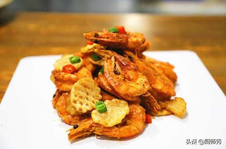 年夜饭最受孩子欢迎的一道菜：椒盐土豆虾，香酥美味，过年试试看