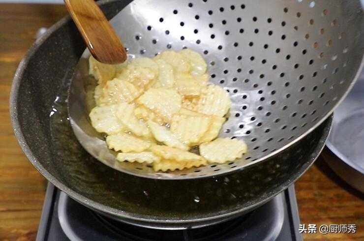 年夜饭最受孩子欢迎的一道菜：椒盐土豆虾，香酥美味，过年试试看