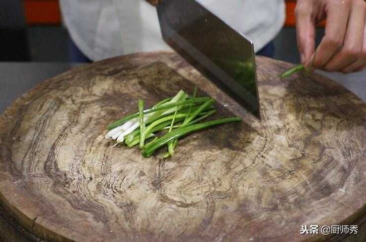 茄子这样做，造型新颖，口味丰富又下饭，比饭店大厨做的要好吃