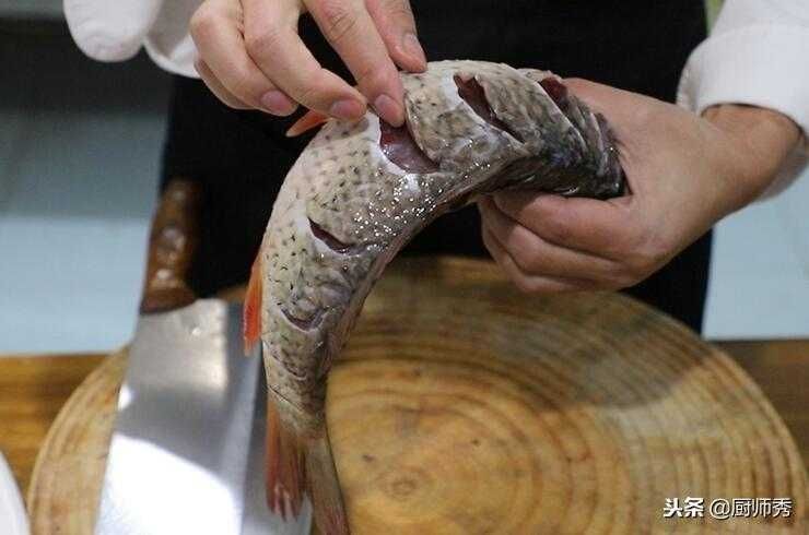 鲤鱼最简单美味做法，制作简单不用油炸，鱼肉软嫩入味，鲜辣开胃