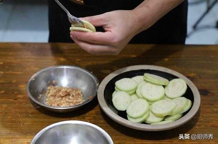 红烧茄子太油腻，不如试试这样做，外焦里嫩香酥宜人，你也试试吧