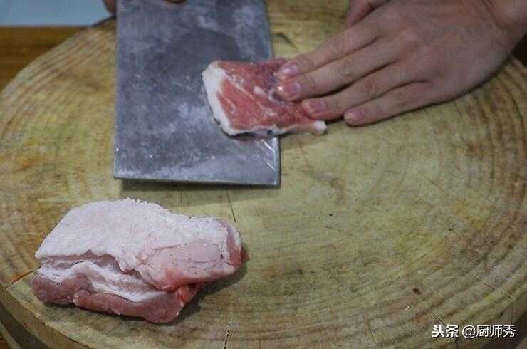 冬天吃酥肉的正确方法，加清水随便一炖，连汤一起下肚，全身暖和