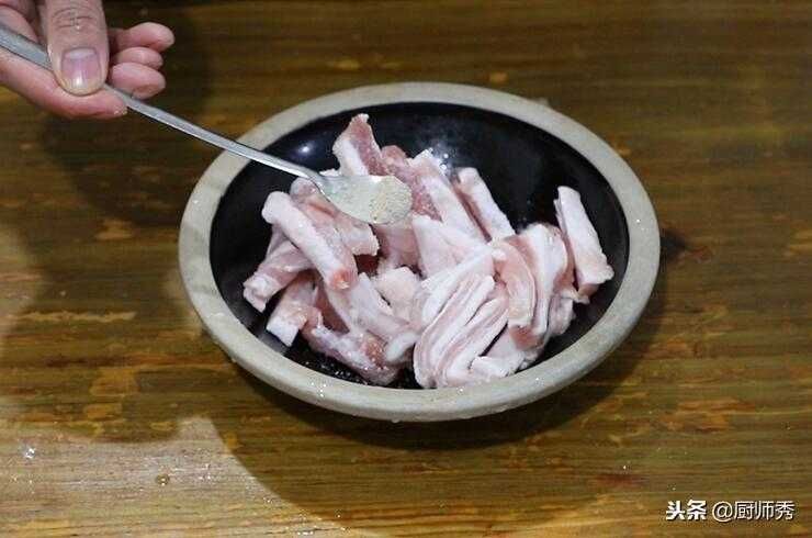 冬天吃酥肉的正确方法，加清水随便一炖，连汤一起下肚，全身暖和