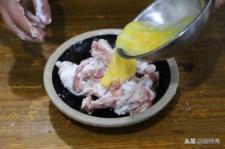 冬天吃酥肉的正确方法，加清水随便一炖，连汤一起下肚，全身暖和