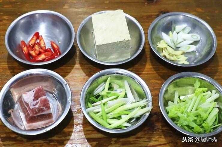 冬天最爱这锅炖菜：老豆腐炖五花肉，制作简单一看就会