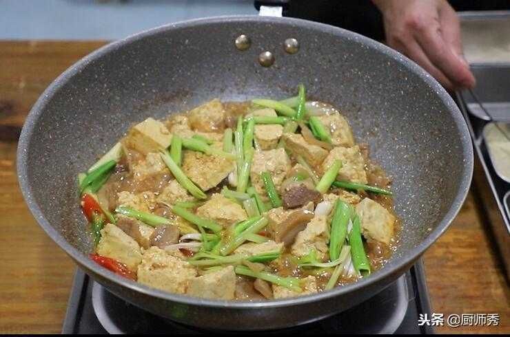 冬天最爱这锅炖菜：老豆腐炖五花肉，制作简单一看就会