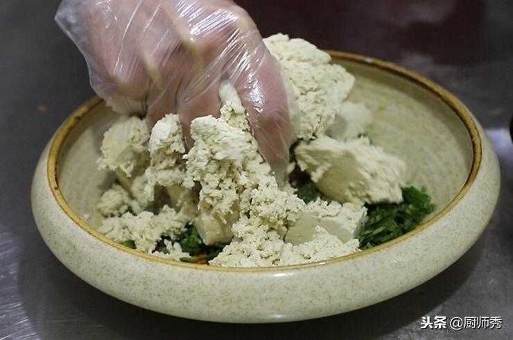 用豆腐炸的丸子你吃过吗？外酥里嫩、鲜香适口，制作超简单