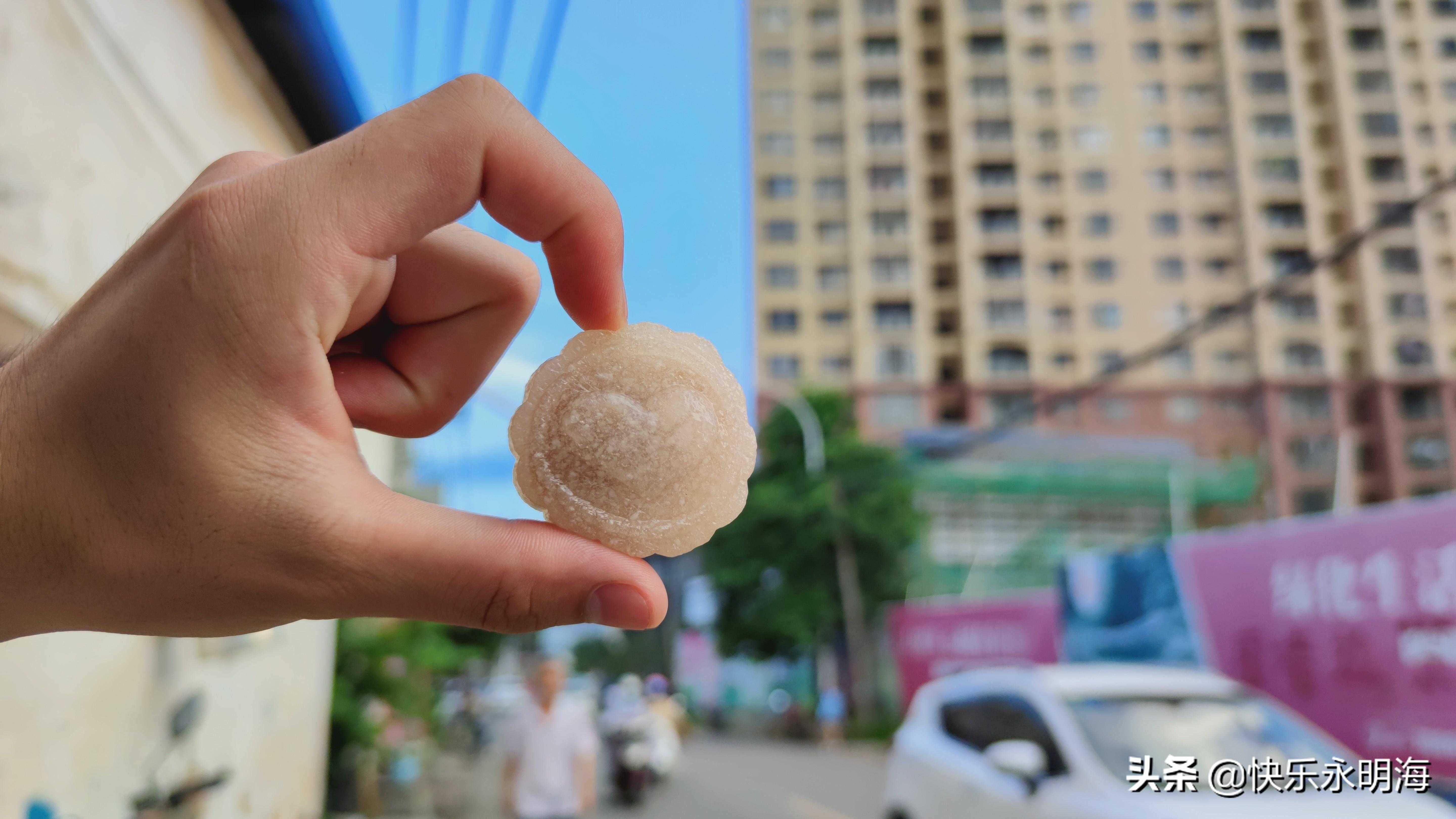 水晶月饼的传统制作方法和创新口味，让您品味中秋节的独特风情！