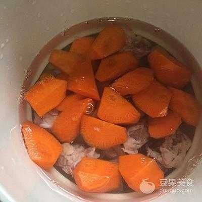 胡萝卜排骨汤的做法