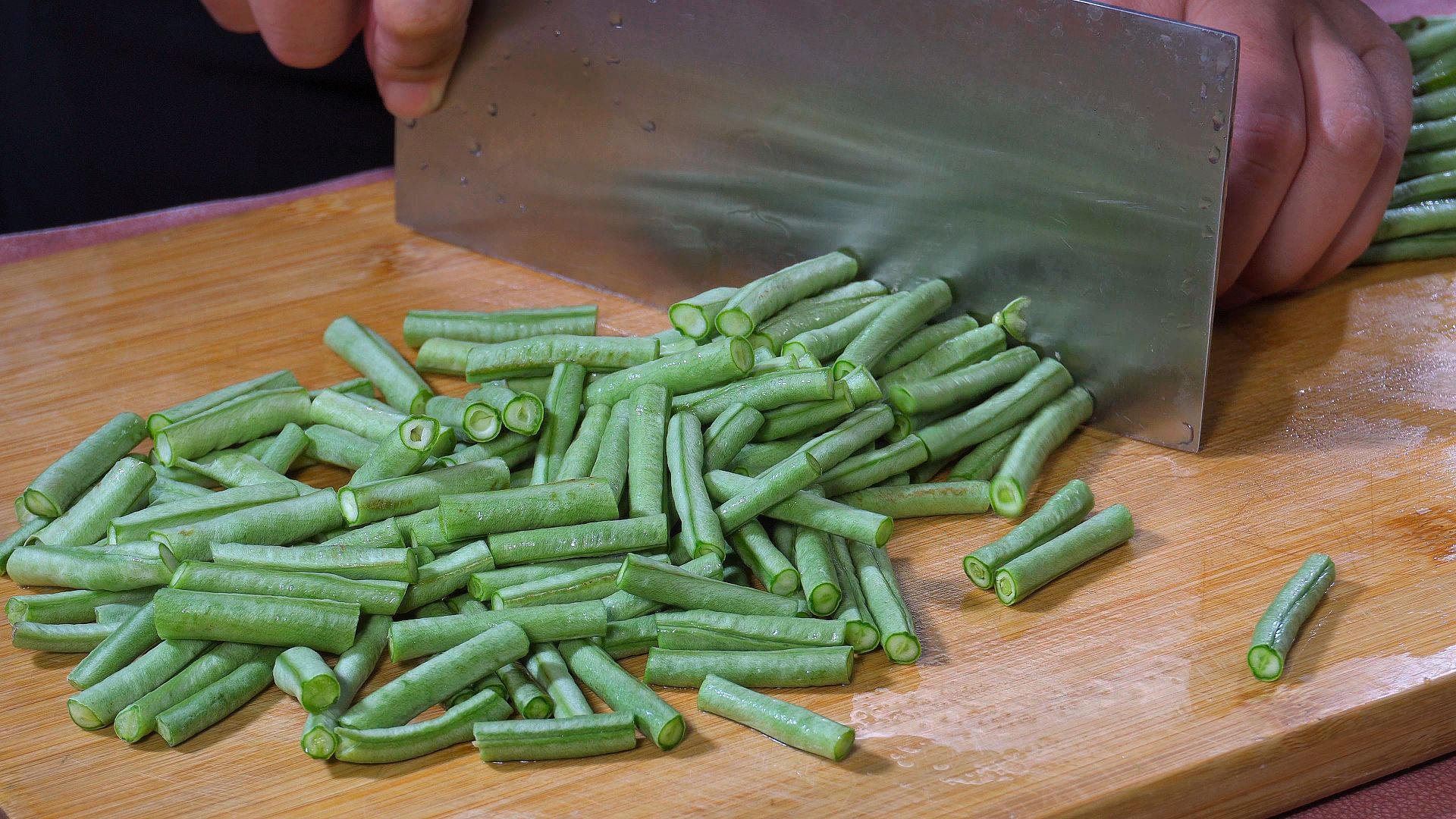 把豆角放锅里蒸一蒸，出锅就是农家下饭菜，蒜香浓郁，嗷嗷香