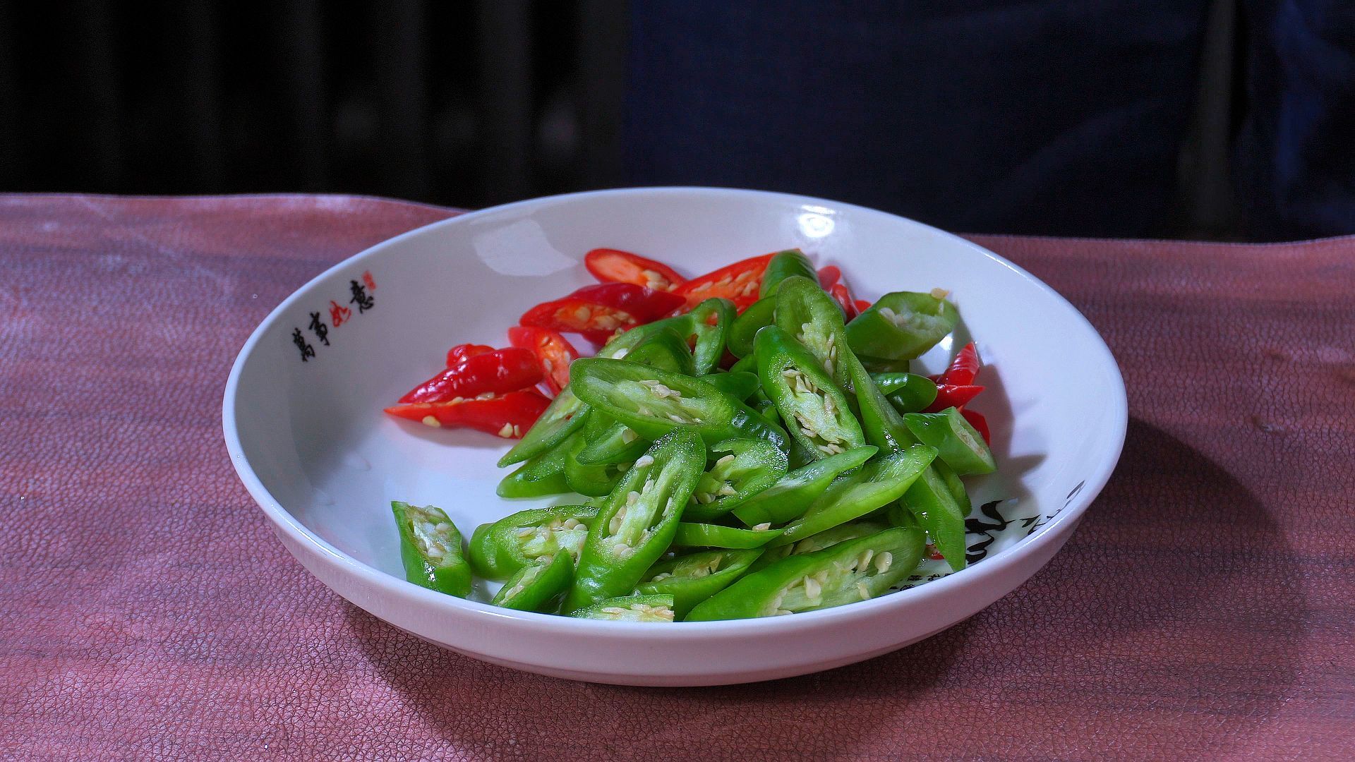 把豆腐放油锅中，出锅就是招饭菜，比麻婆豆腐简单，比红烧肉还香