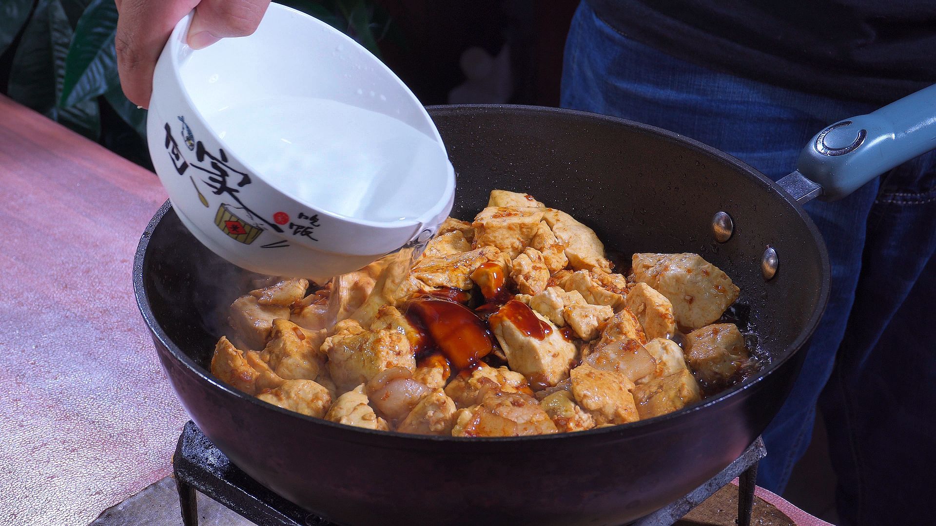 把豆腐放油锅中，出锅就是招饭菜，比麻婆豆腐简单，比红烧肉还香