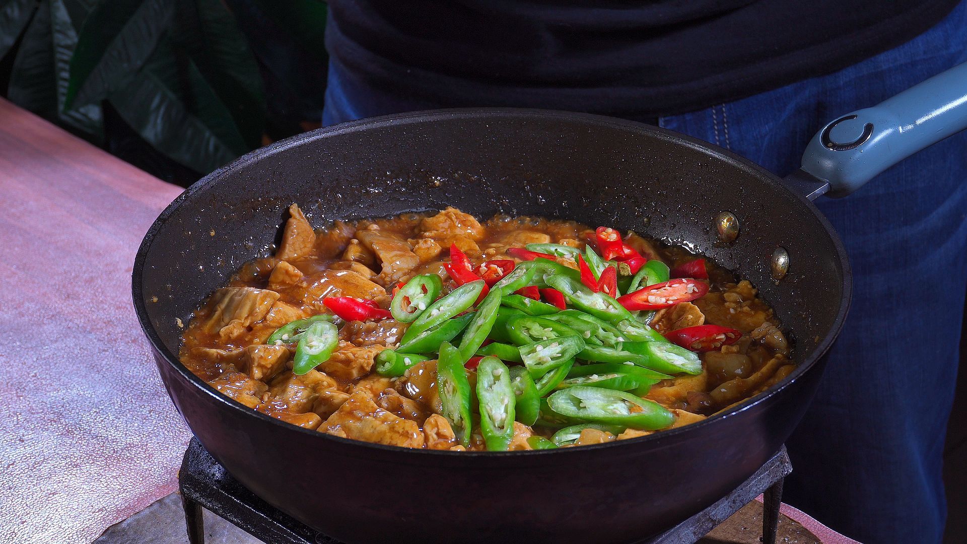 把豆腐放油锅中，出锅就是招饭菜，比麻婆豆腐简单，比红烧肉还香