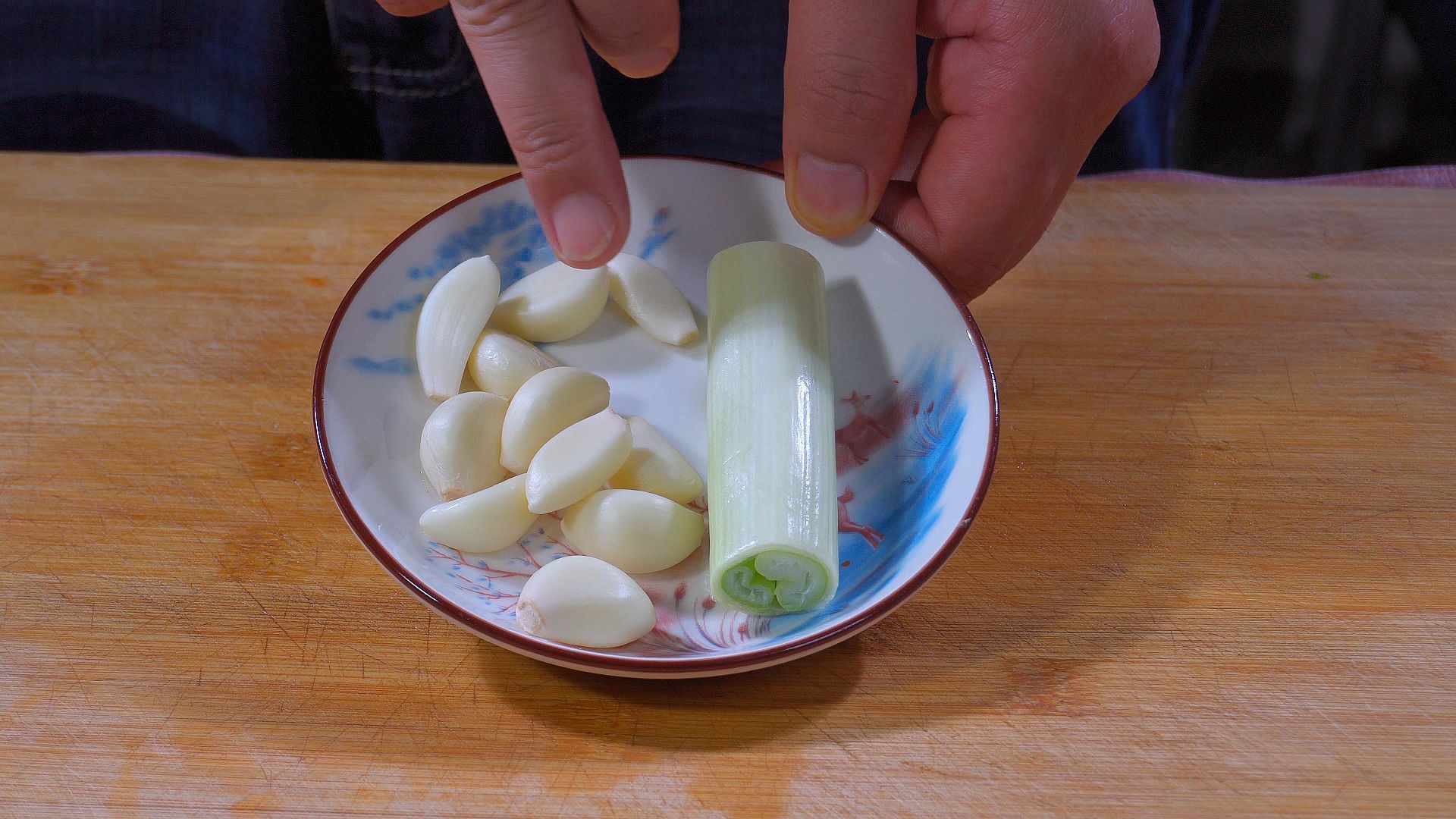 这才明白，豆芽不能直接炒，老师傅这样做，酸辣爽口不出汤