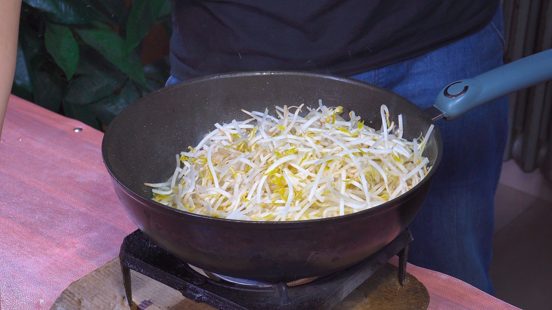 揭秘餐厅招牌菜，绿豆芽炒鸡蛋，清香脆嫩下酒下饭，收藏了