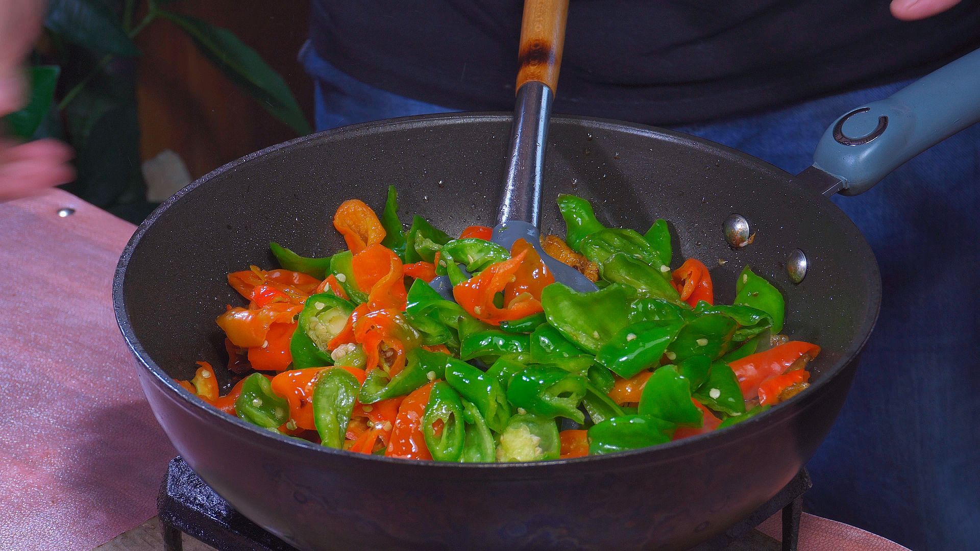 辣椒炒肉，应该先炒辣椒还是先炒肉？老师傅这样做，简单超下饭