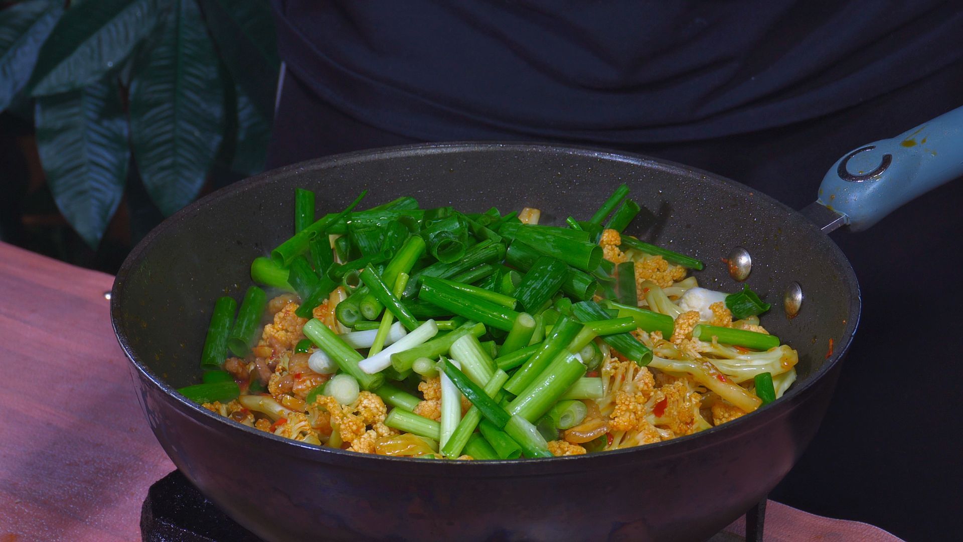 炒花菜，焯水或过油是大忌，快餐店这样做，香辣脆嫩，下酒下饭