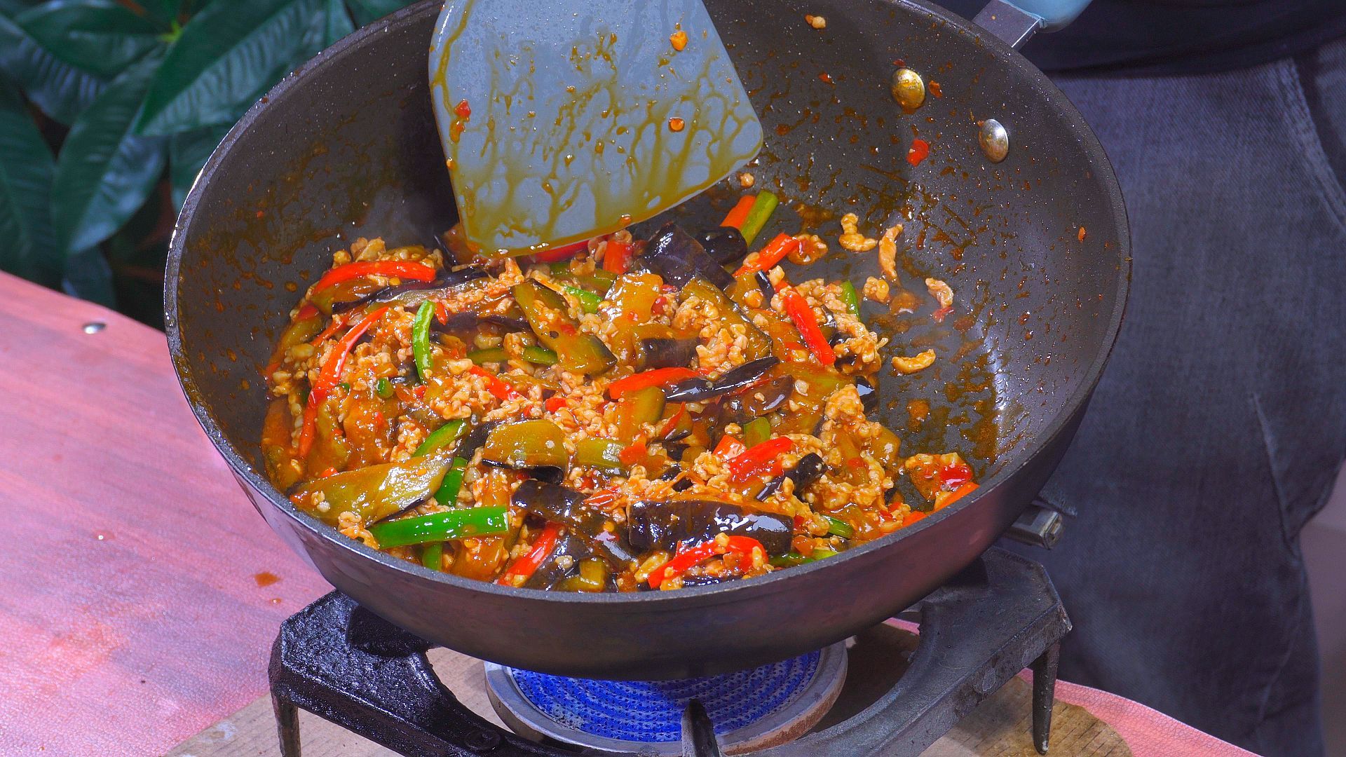 鱼香茄子，油炸直接炒都不对，菜馆老师傅这样做，软嫩入味不油腻