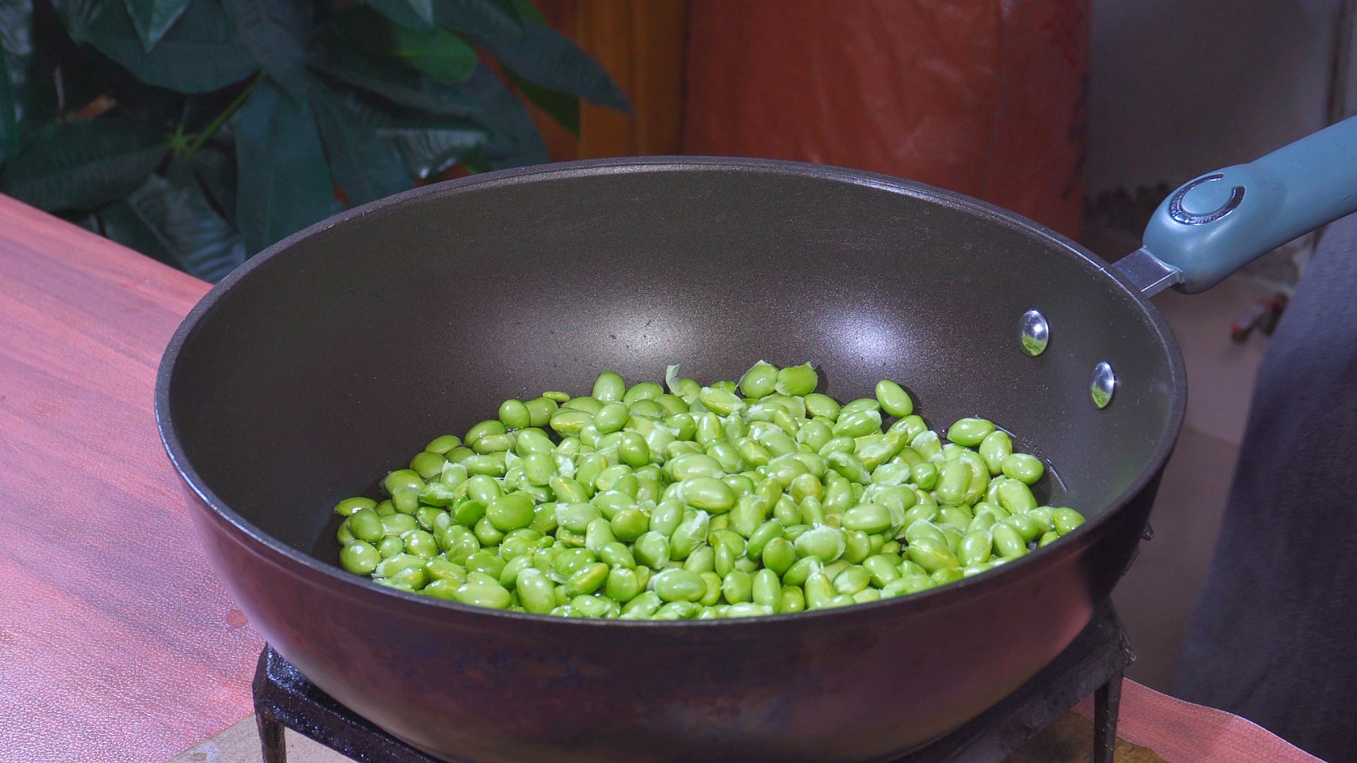 毛豆炒鸡蛋，到底怎么炒才好吃？餐馆师傅这样做，香嫩入味超解馋