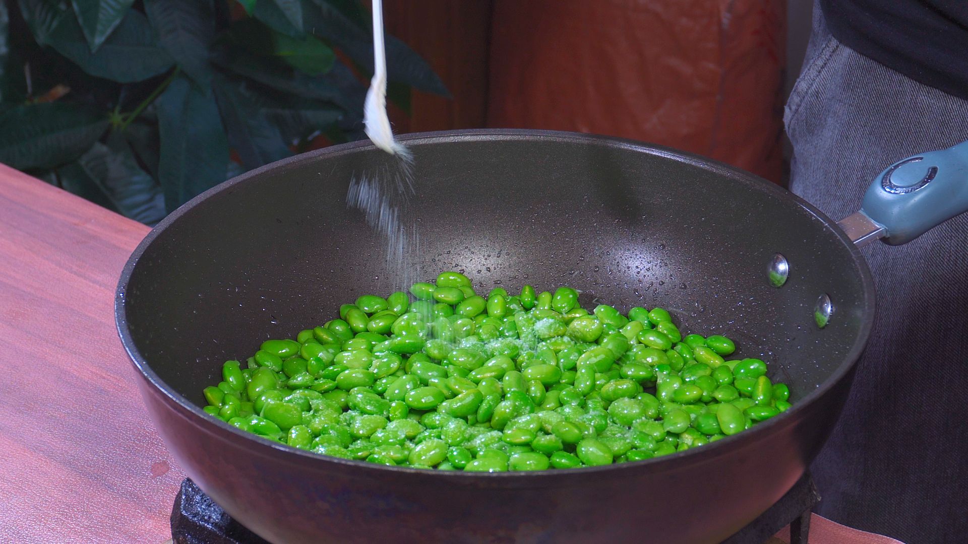 毛豆炒鸡蛋，到底怎么炒才好吃？餐馆师傅这样做，香嫩入味超解馋